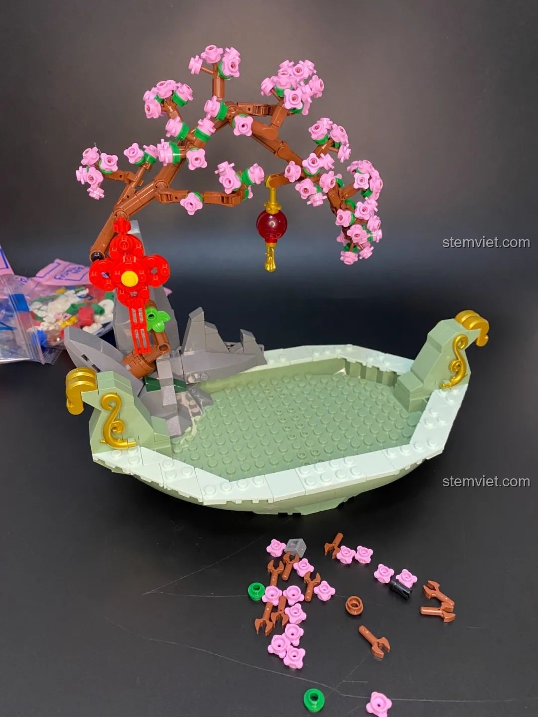 Cây hoa đào đã hoàn thành với những bông hoa hồng rực rỡ và đèn lồng đỏ trong bộ Pantasy 18003.