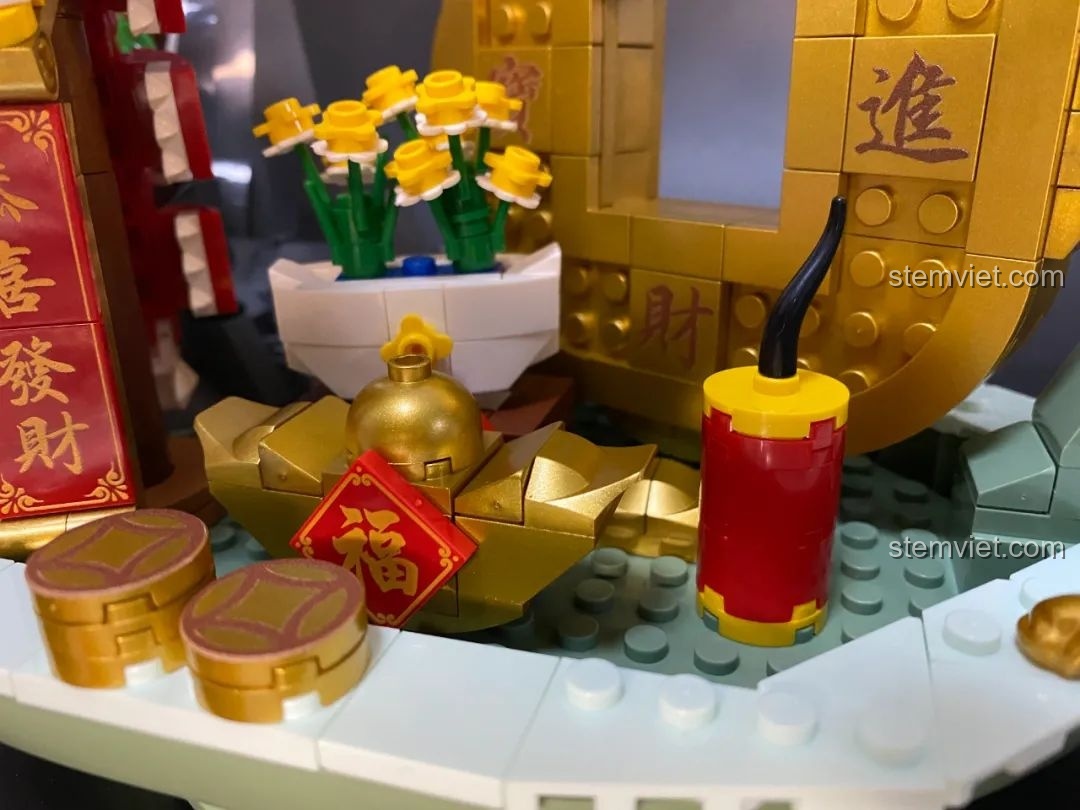 Cây tre với chú gà vàng trên đỉnh, một chi tiết độc đáo trong bộ Pantasy 18003 Bồn Tụ Bảo Phú Quý.