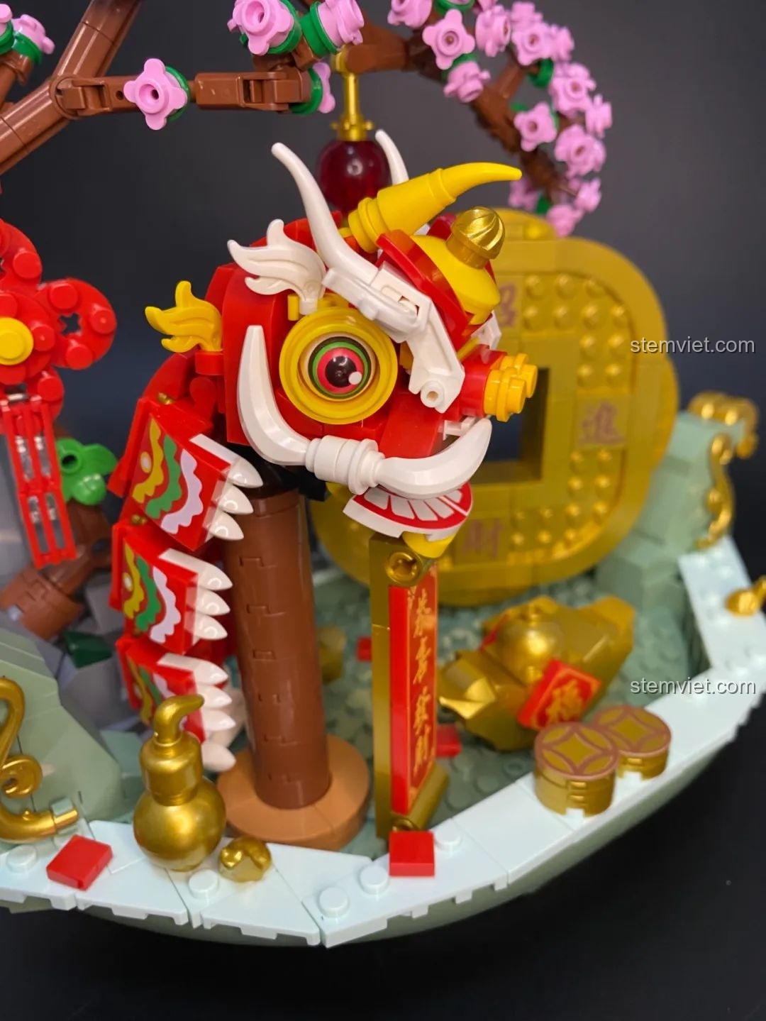 Chậu hoa thủy tiên màu vàng được lắp ráp trong bộ Pantasy 18003 Bồn Tụ Bảo Phú Quý.