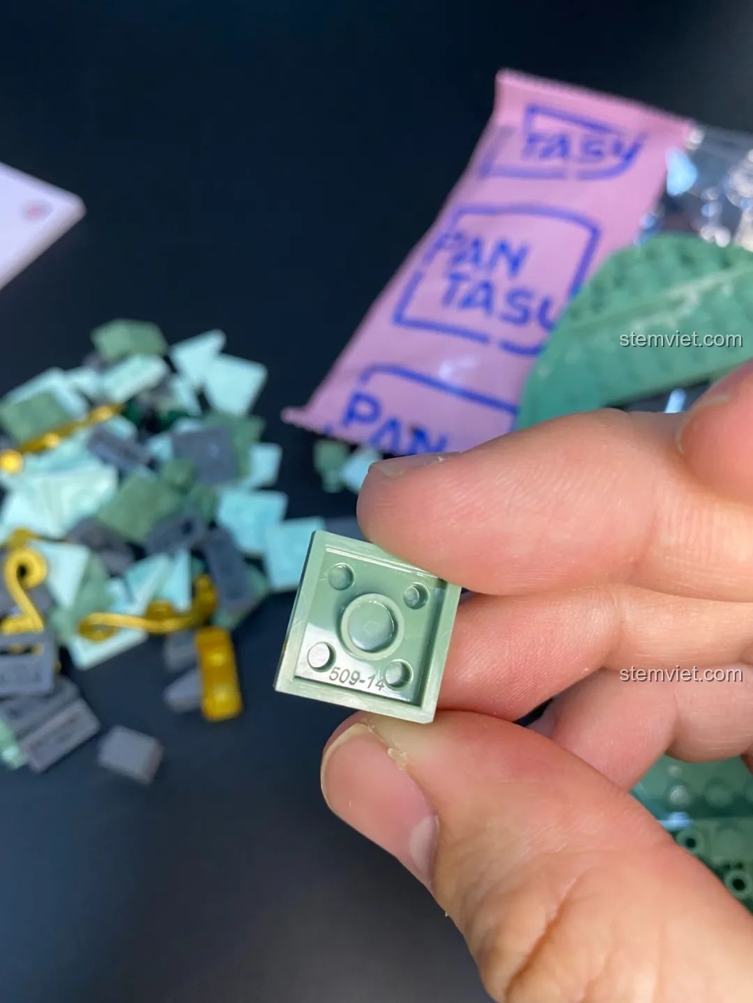 Cận cảnh một mảnh ghép của bộ lắp ráp Pantasy 18003 Bồn Tụ Bảo Phú Quý, cho thấy chất lượng và mã số.