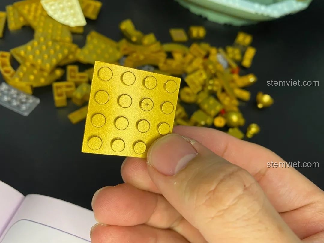 Mặt dưới của một mảnh ghép màu vàng trong bộ Pantasy 18003 Bồn Tụ Bảo Phú Quý, có mã số.