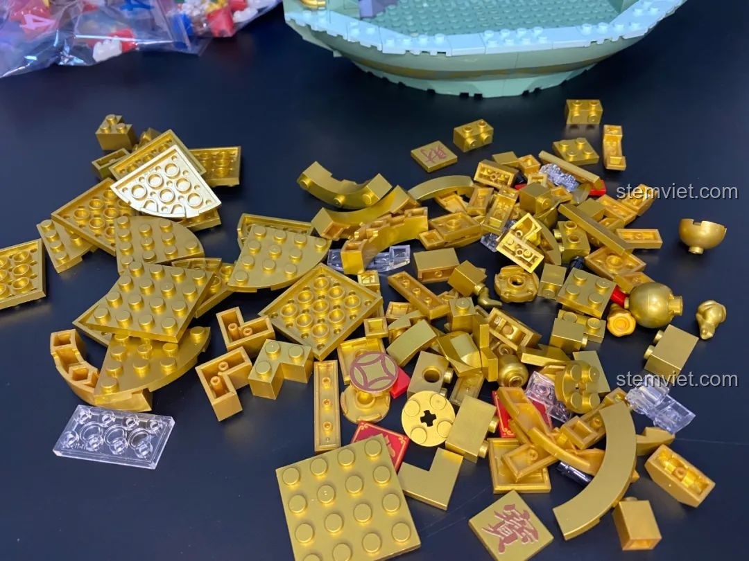 Cận cảnh mặt trên của một mảnh ghép màu vàng trong bộ Pantasy 18003 Bồn Tụ Bảo Phú Quý.