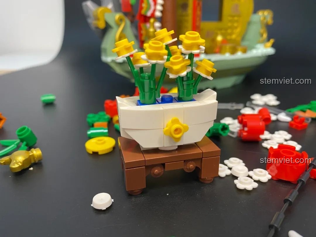 Các chi tiết phụ kiện như thỏi vàng, pháo và hoa thủy tiên trong bộ Pantasy 18003 Bồn Tụ Bảo Phú Quý.