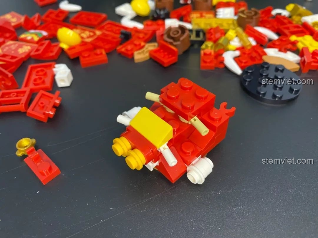 Đầu lân đã hoàn thành với các chi tiết sừng, mắt và râu trong bộ Pantasy 18003 Bồn Tụ Bảo Phú Quý.