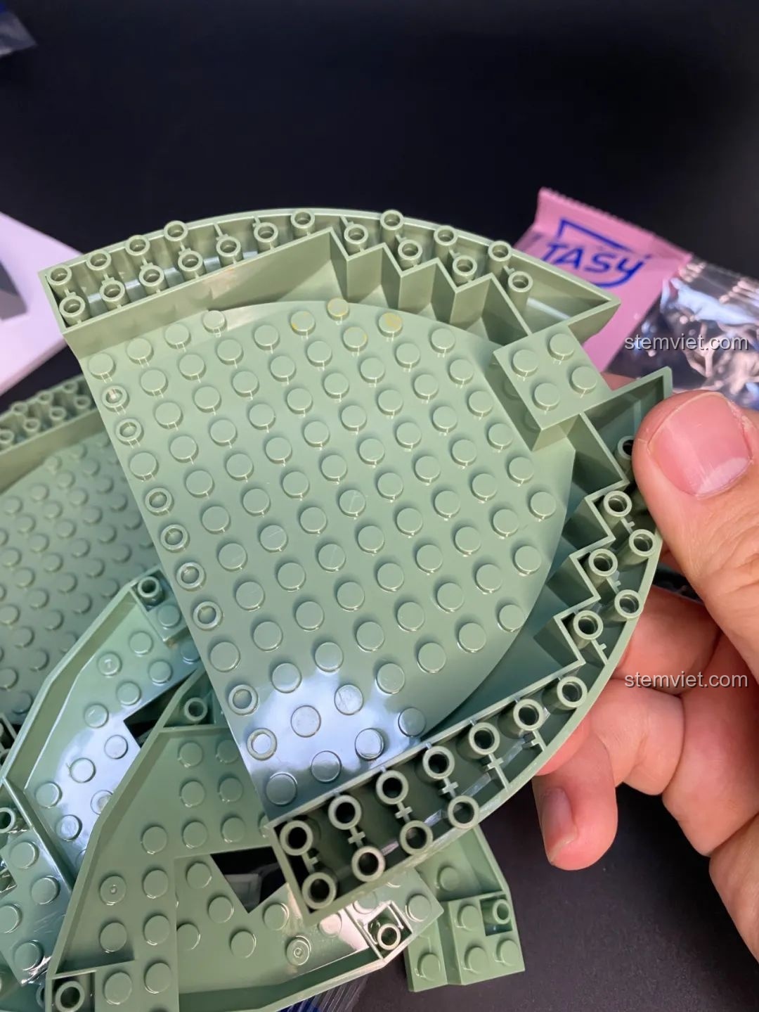 Mặt đáy của bồn tụ bảo trong bộ lắp ráp Pantasy 18003, cho thấy cấu trúc và các lỗ lắp ghép.