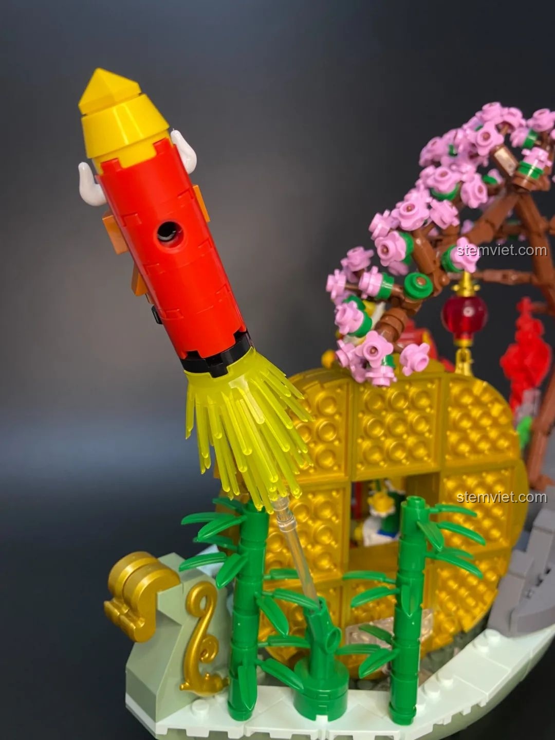 Dây pháo đỏ được lắp ráp trong bộ Pantasy 18003 Bồn Tụ Bảo Phú Quý, chi tiết trang trí Tết.