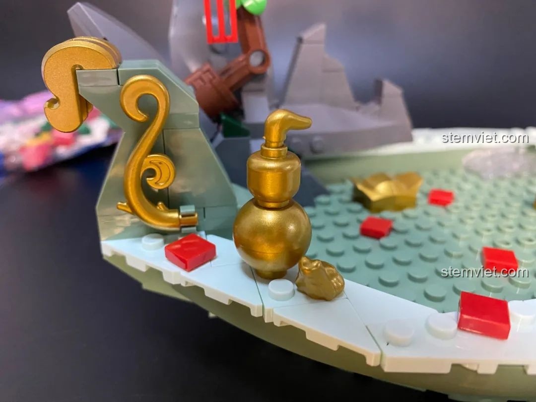 Đồng tiền vàng lớn đang được lắp ráp trong bộ Pantasy 18003 Bồn Tụ Bảo Phú Quý, chi tiết ấn tượng.