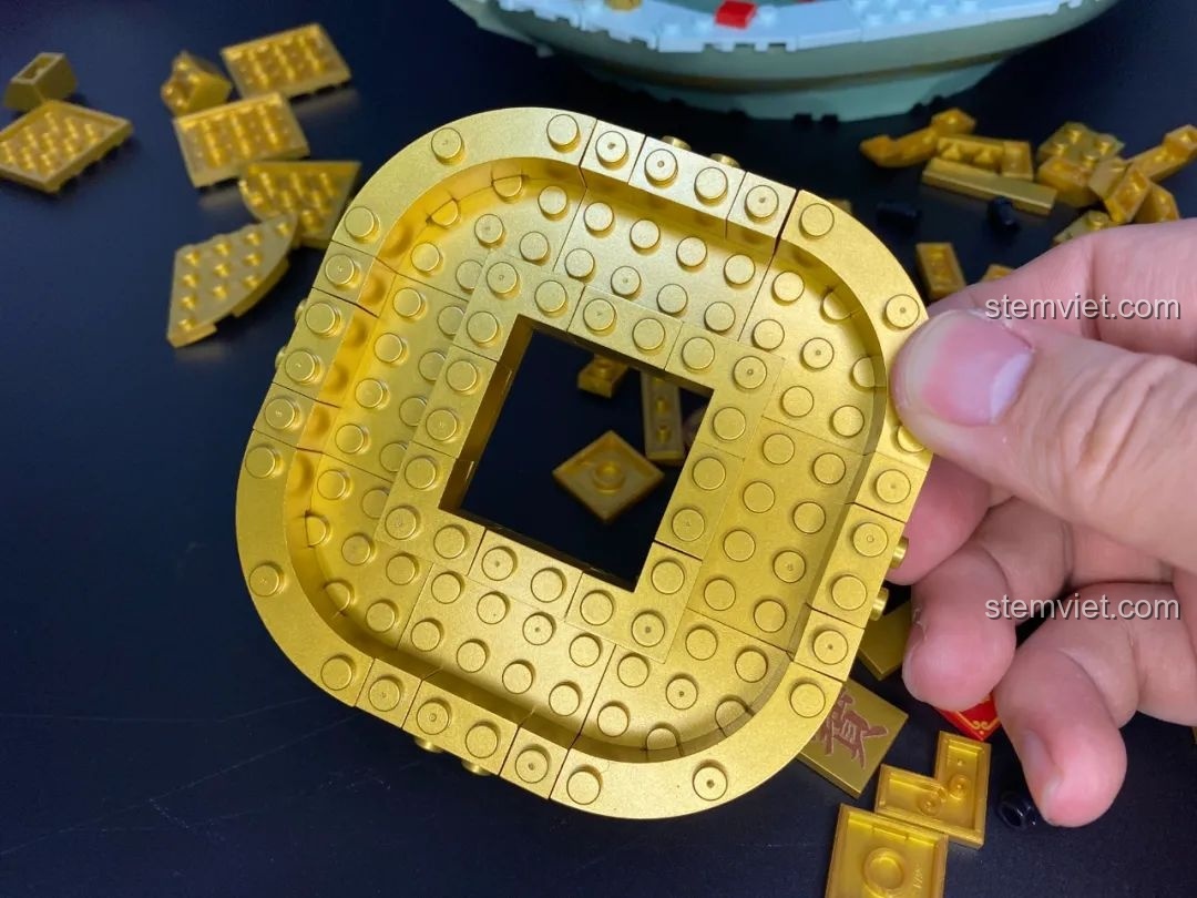 Đồng tiền vàng lớn đã hoàn thành với chữ Hán