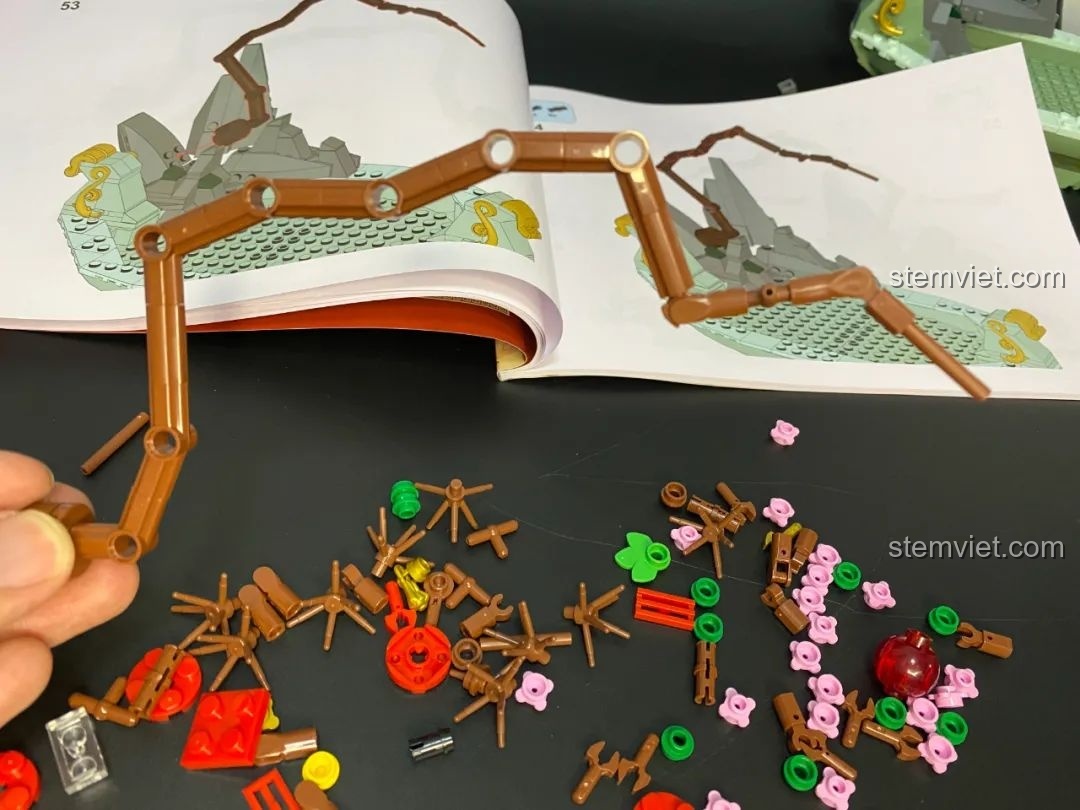 Công đoạn gắn những bông hoa đào nhỏ lên cành cây trong bộ lắp ráp Pantasy 18003 Bồn Tụ Bảo Phú Quý.