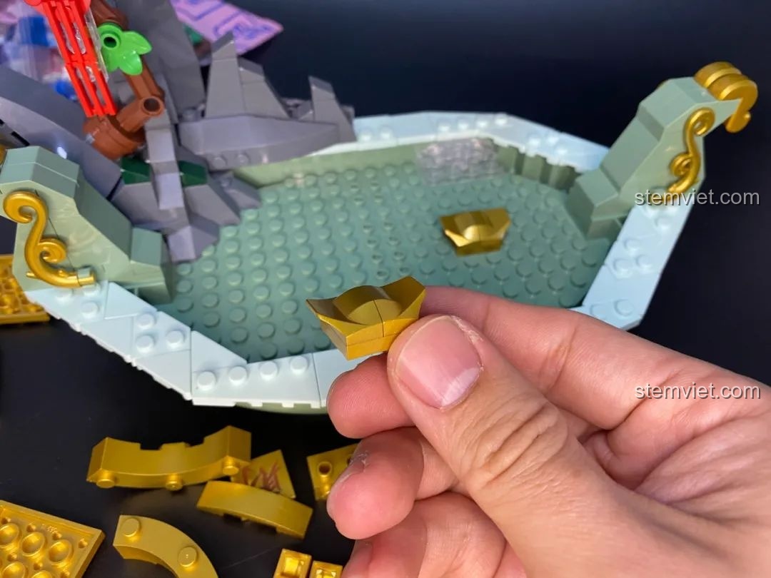 Hồ lô vàng được lắp ráp trong bộ Pantasy 18003 Bồn Tụ Bảo Phú Quý, mang ý nghĩa may mắn.