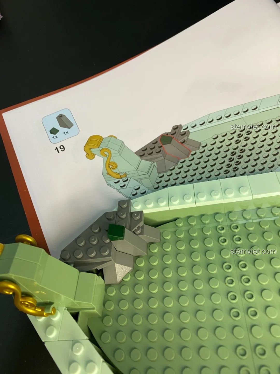 Phần đáy bồn và khối đá giả đã được lắp ráp hoàn chỉnh trong bộ Pantasy 18003 Bồn Tụ Bảo Phú Quý.