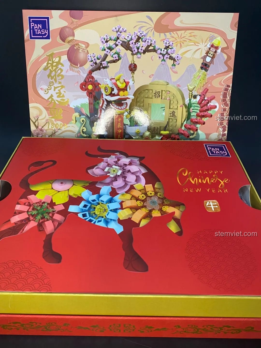 Hộp bên trong bộ lắp ráp Pantasy 18003 Bồn Tụ Bảo Phú Quý với hình ảnh chú trâu cách điệu từ các mảnh ghép hoa.