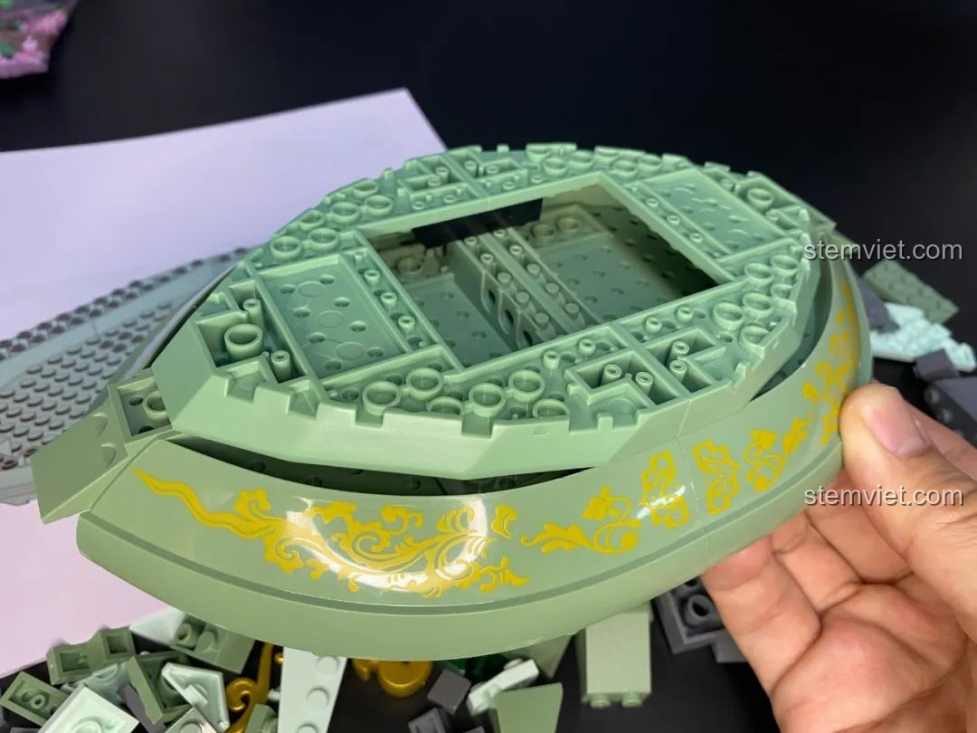 Một khe hở nhỏ ở mặt sau đáy bồn tụ bảo của bộ Pantasy 18003, có thể do thiết kế đặc biệt.