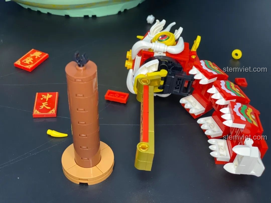 Chú lân đã hoàn thành và được đặt trên cột trụ, sẵn sàng cho màn múa lân trong bộ Pantasy 18003.