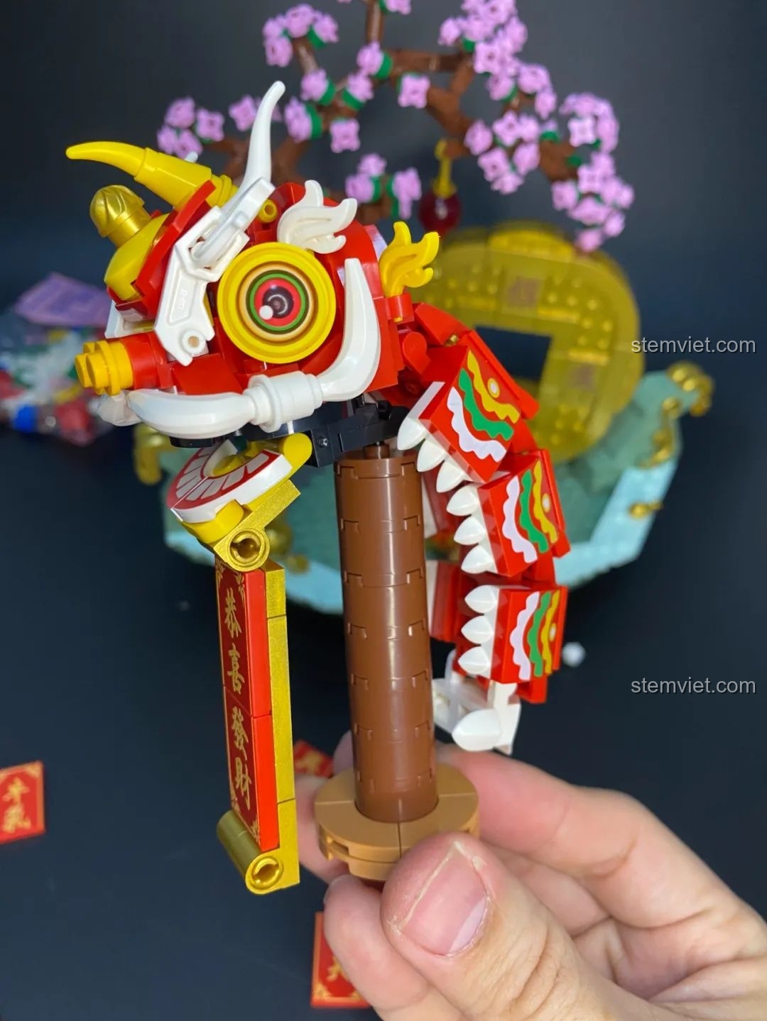 Chú lân đã được đặt vào vị trí trên bồn tụ bảo, tạo nên tổng thể hài hòa cho bộ Pantasy 18003.