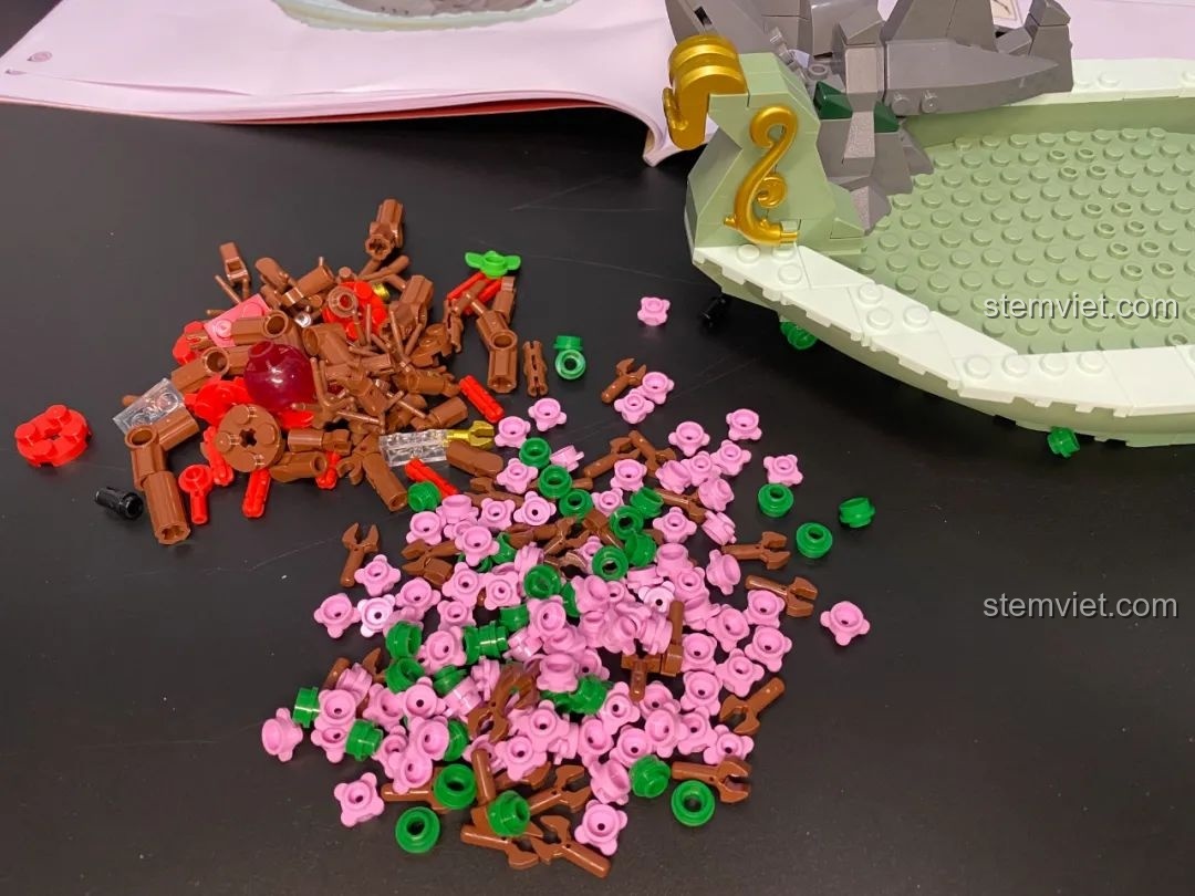 Quá trình lắp ráp cành cây hoa đào với các khớp nối linh hoạt trong bộ Pantasy 18003 Bồn Tụ Bảo Phú Quý.