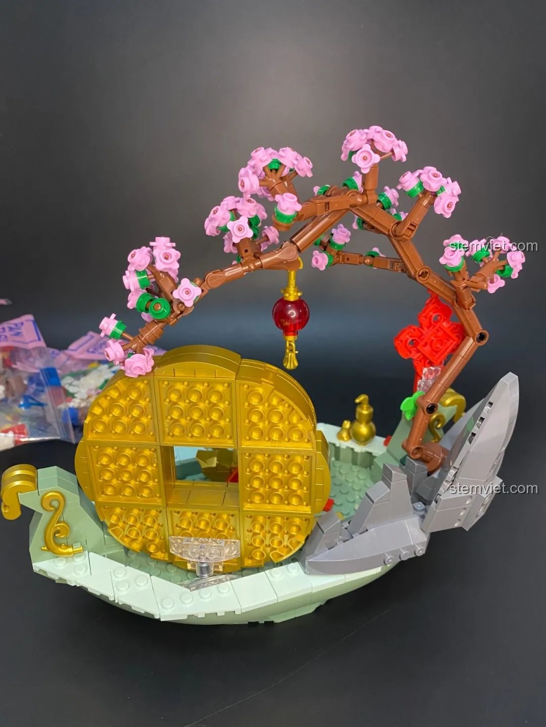 Quá trình lắp ráp phần đầu lân trong bộ Pantasy 18003 Bồn Tụ Bảo Phú Quý, chi tiết phức tạp.