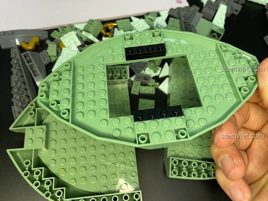 Quá trình lắp ráp phần đáy bồn tụ bảo của bộ Pantasy 18003, các mảnh ghép khớp nối chặt chẽ.