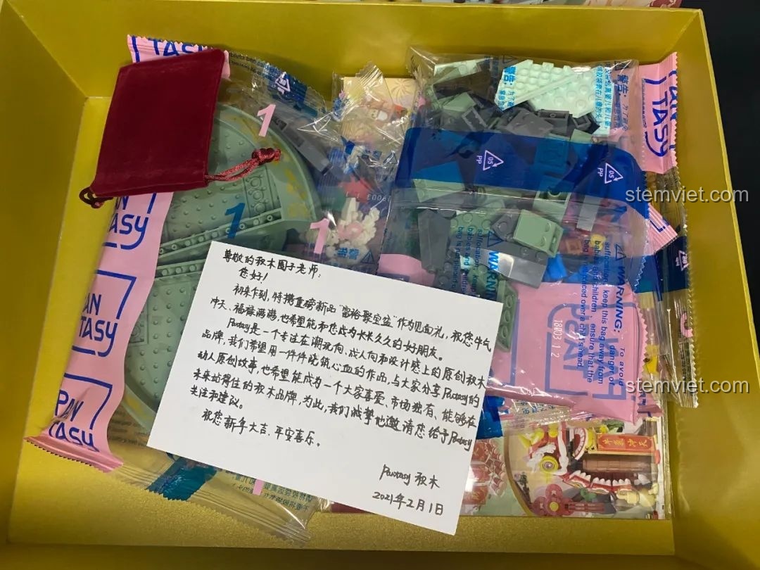 Các túi linh kiện, sách hướng dẫn, thiệp và túi quà nhỏ bên trong hộp bộ lắp ráp Pantasy 18003 Bồn Tụ Bảo Phú Quý.