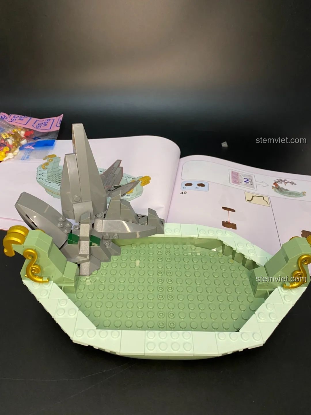 Hàng trăm mảnh ghép hoa đào màu hồng và cành cây nhỏ của bộ Pantasy 18003 Bồn Tụ Bảo Phú Quý.