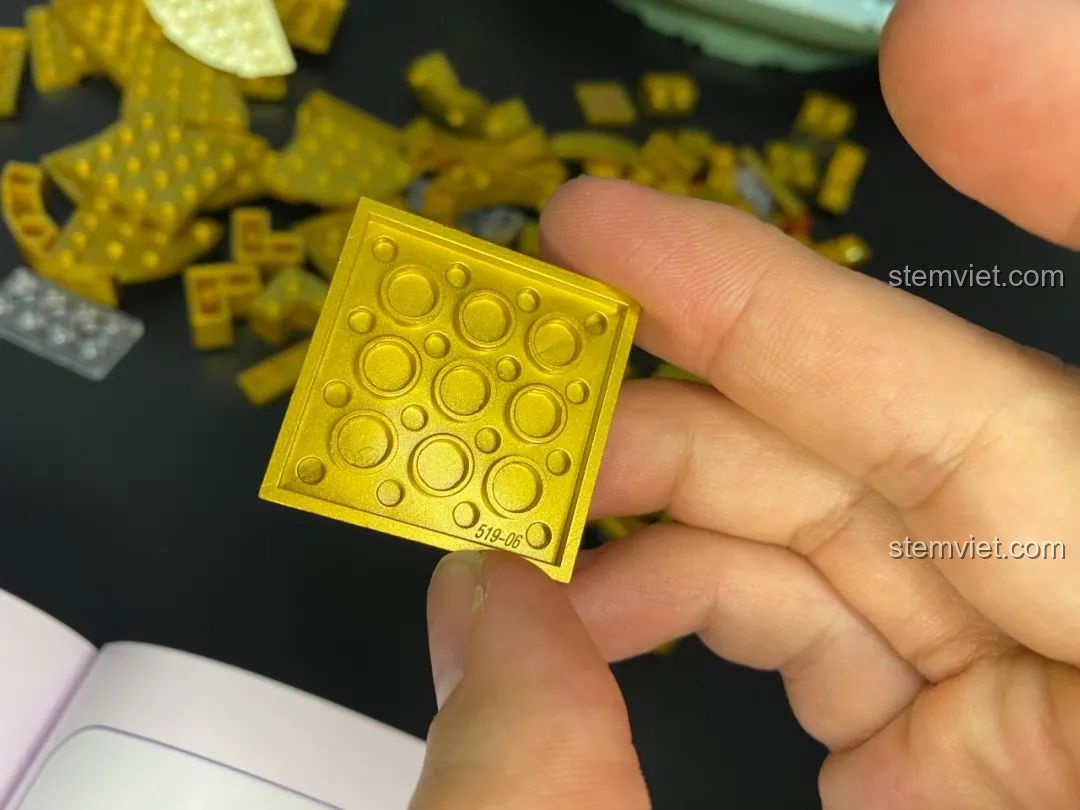 Mảnh ghép trong suốt của bộ lắp ráp Pantasy 18003 Bồn Tụ Bảo Phú Quý, chất lượng tốt.