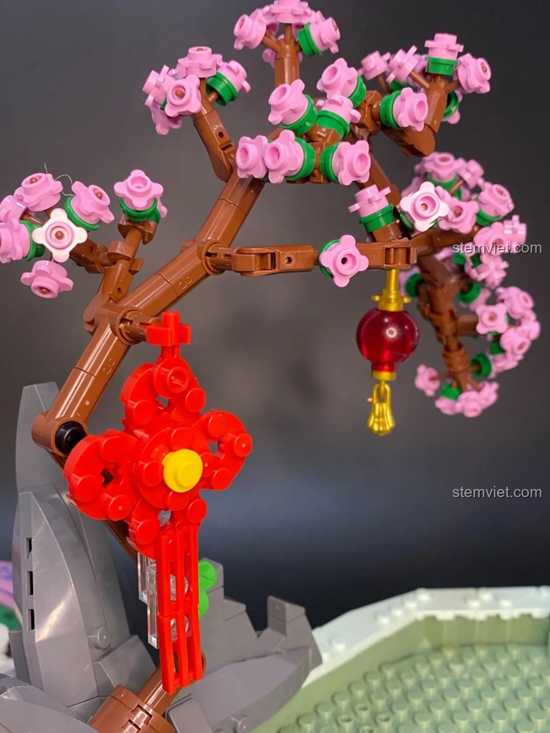 Đống mảnh ghép màu vàng óng ánh của bộ lắp ráp Pantasy 18003 Bồn Tụ Bảo Phú Quý, tượng trưng cho tài lộc.