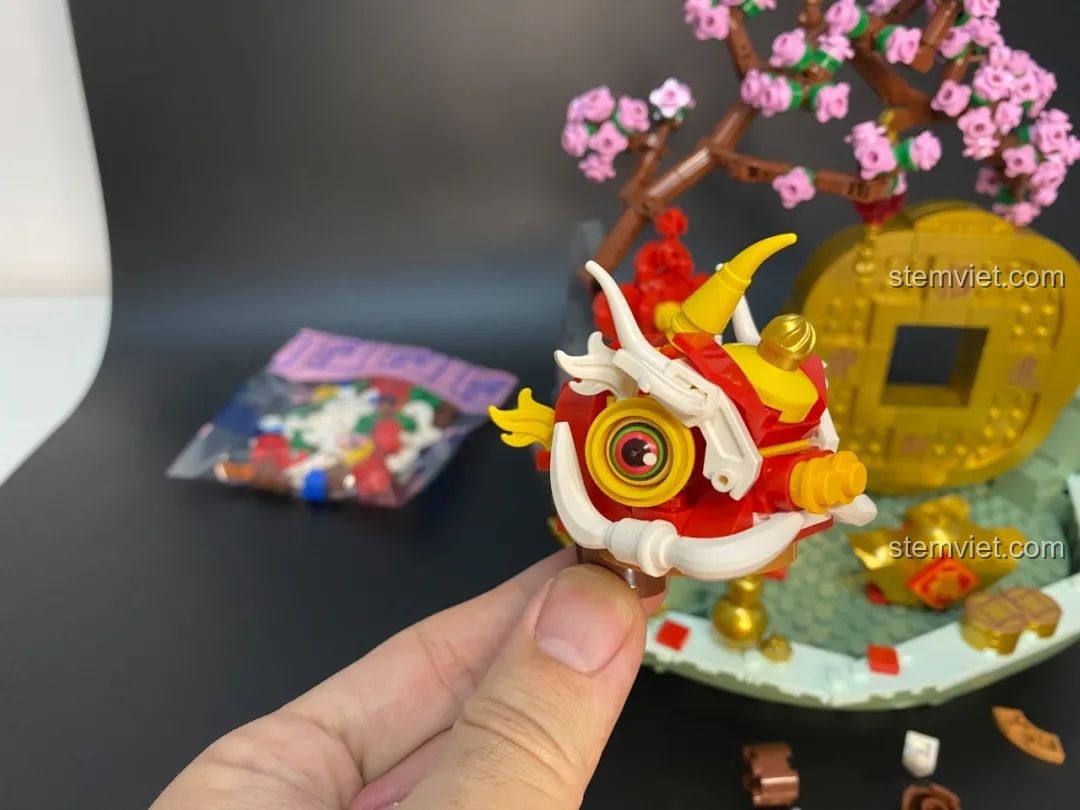 Mặt sau của đầu lân đã lắp ráp trong bộ Pantasy 18003 Bồn Tụ Bảo Phú Quý, với các chi tiết in.