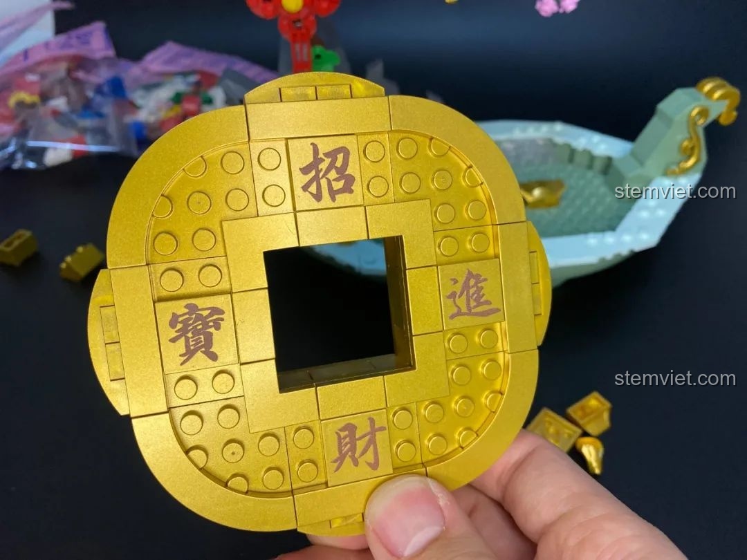 Mặt sau của đồng tiền vàng lớn trong bộ Pantasy 18003 Bồn Tụ Bảo Phú Quý, cho thấy cấu trúc lắp ghép.