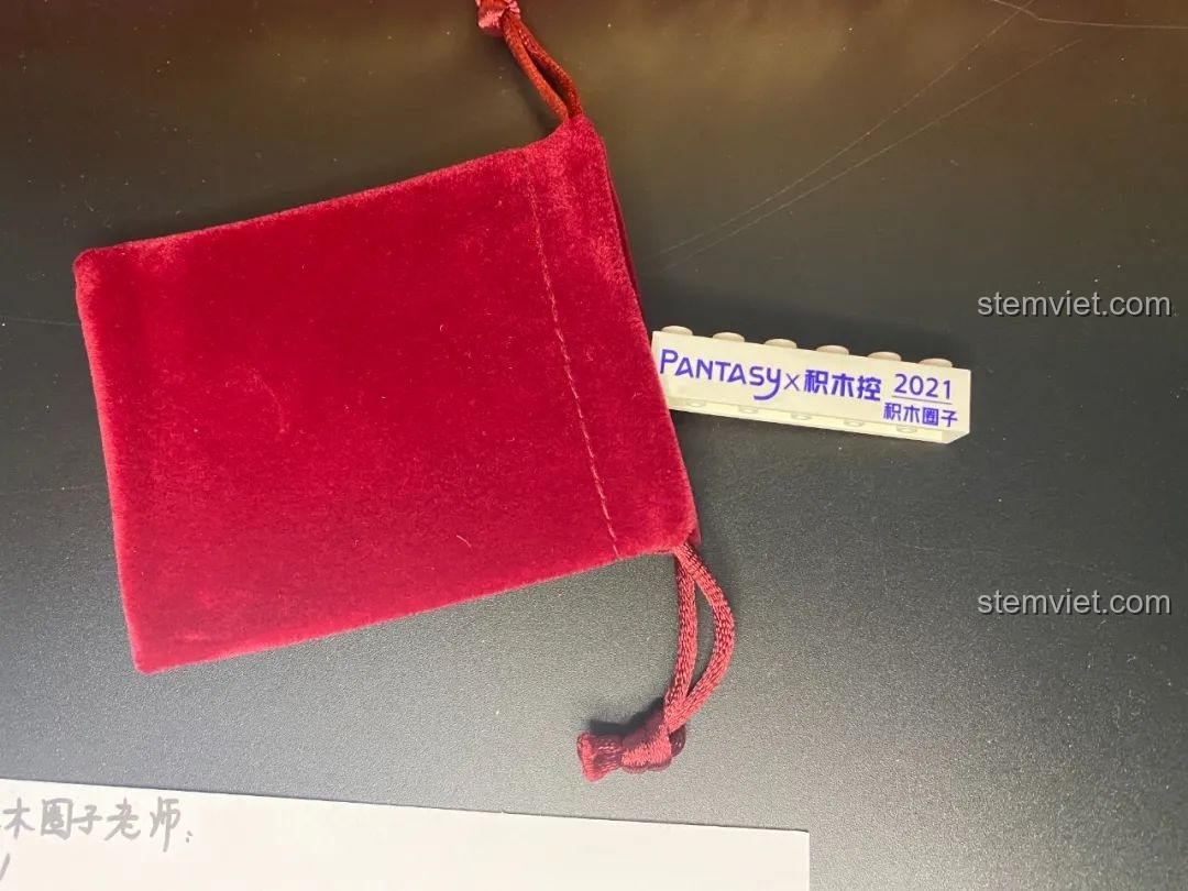 Túi nhung đỏ và mảnh ghép in logo độc quyền, quà tặng kèm bộ lắp ráp Pantasy 18003 Bồn Tụ Bảo Phú Quý.