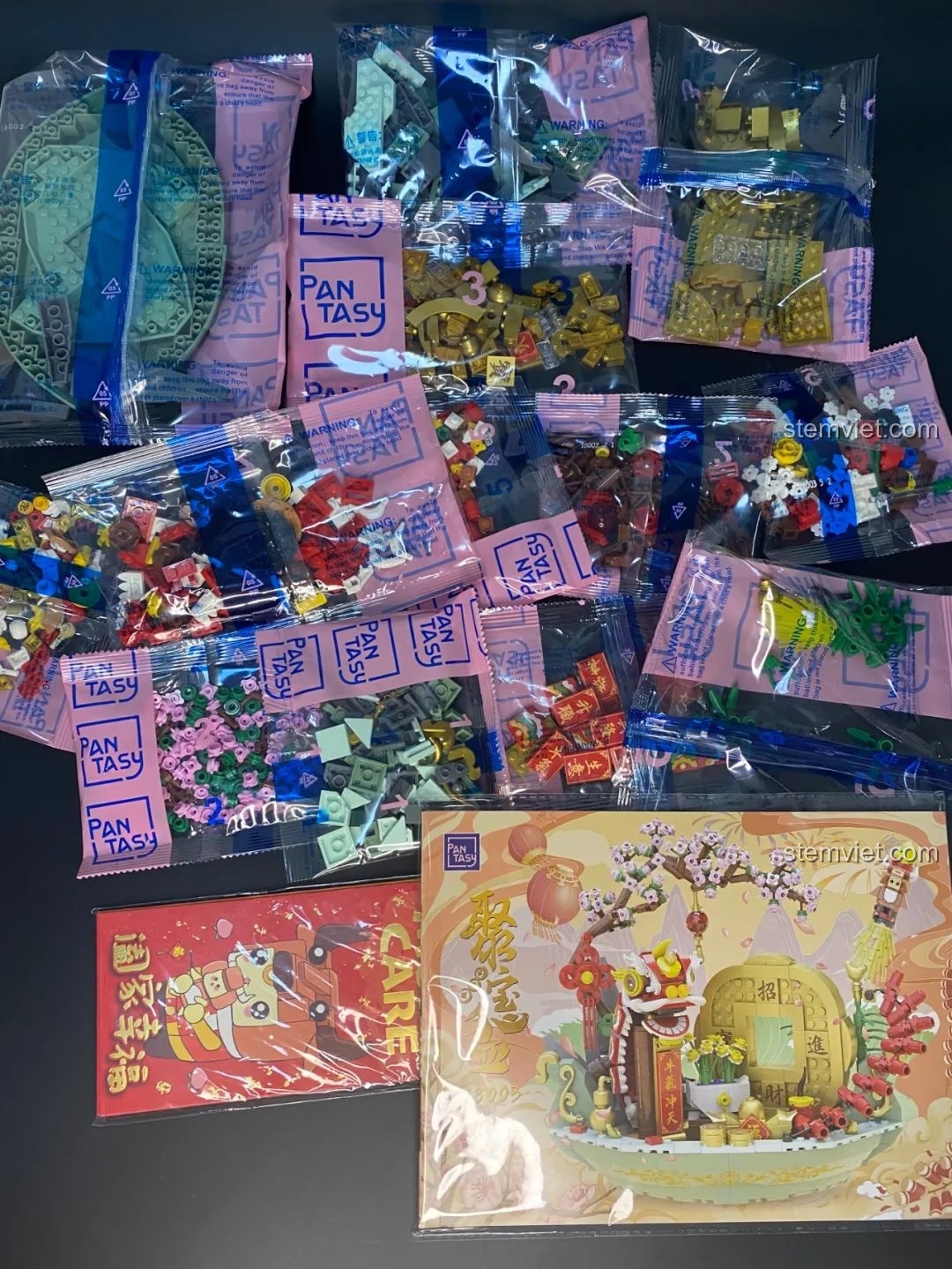 Toàn bộ 13 túi linh kiện được phân loại theo số và sách hướng dẫn của bộ lắp ráp Pantasy 18003 Bồn Tụ Bảo Phú Quý.