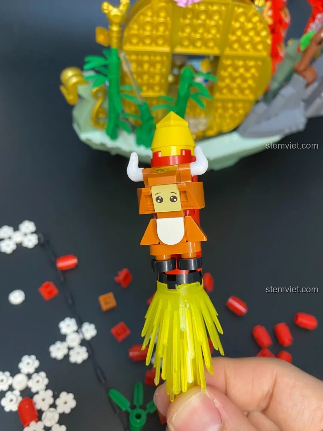 Tên lửa với chú trâu được gắn vào cây tre bằng thanh trong suốt trong bộ Pantasy 18003.