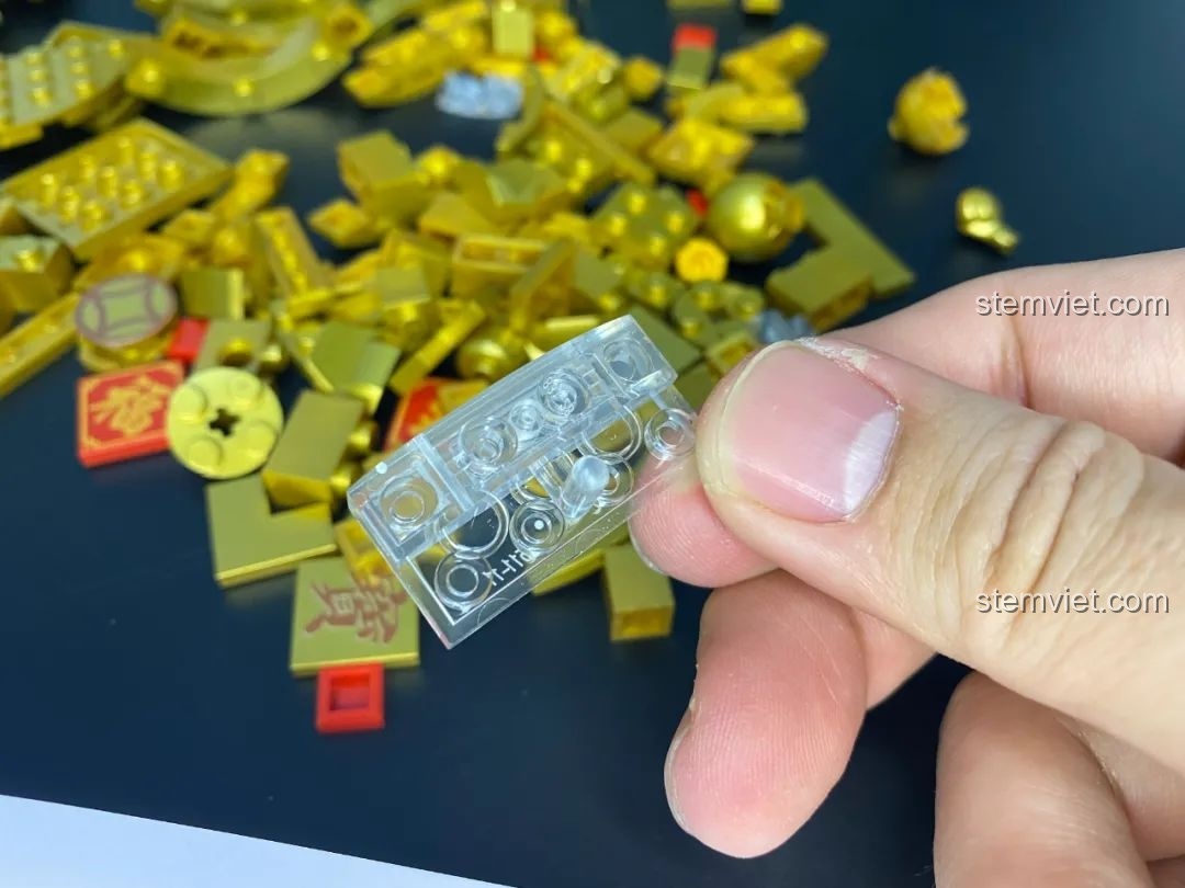 Thỏi vàng nhỏ được lắp ráp trong bộ Pantasy 18003 Bồn Tụ Bảo Phú Quý, biểu tượng của sự giàu có.