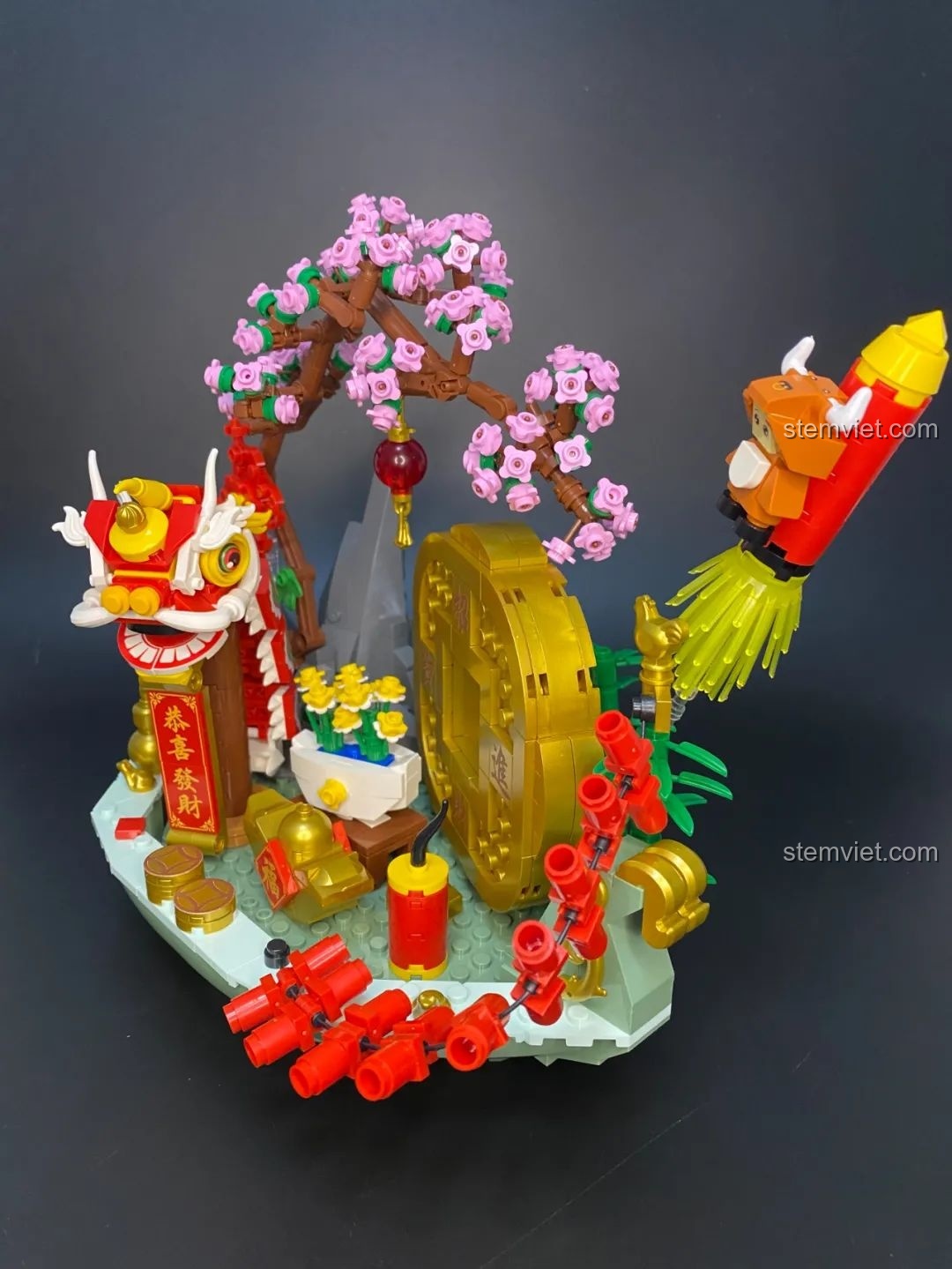 Mô hình Pantasy 18003 Bồn Tụ Bảo Phú Quý hoàn chỉnh từ góc chéo khác, với cây đào và đồng tiền nổi bật.