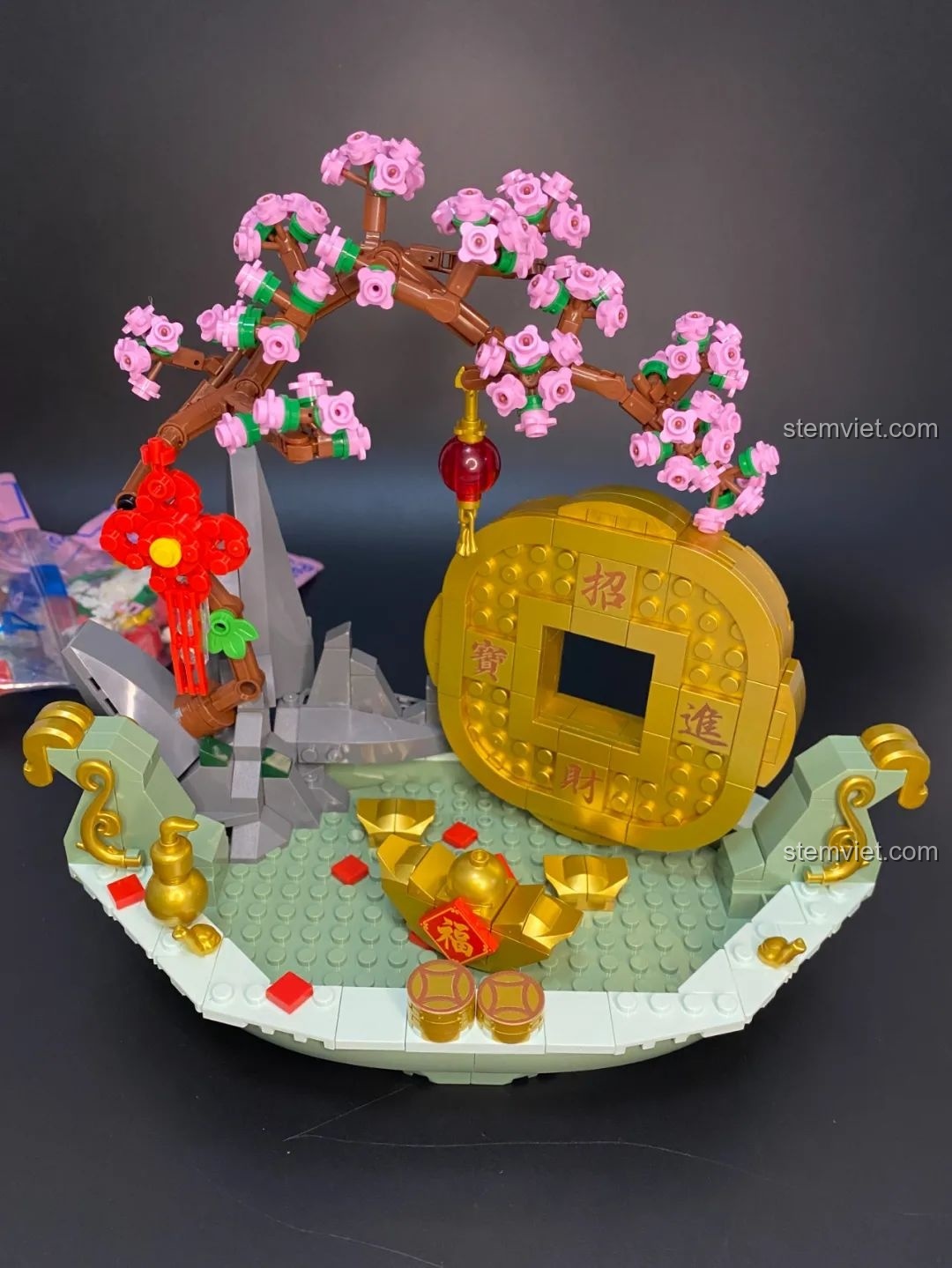 Góc nghiêng của mô hình Pantasy 18003 Bồn Tụ Bảo Phú Quý, cho thấy sự hài hòa của các chi tiết.