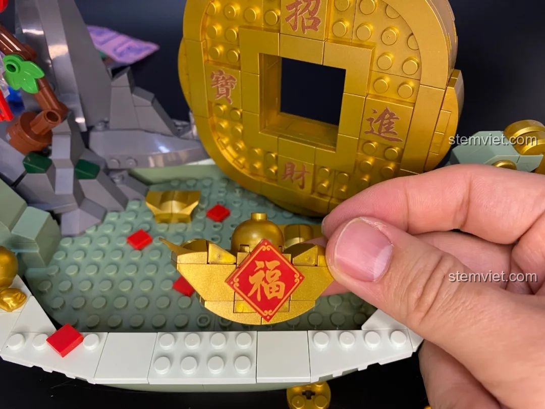 Mô hình Pantasy 18003 Bồn Tụ Bảo Phú Quý sau khi hoàn thành phần cơ bản, với cây đào và đồng tiền vàng.