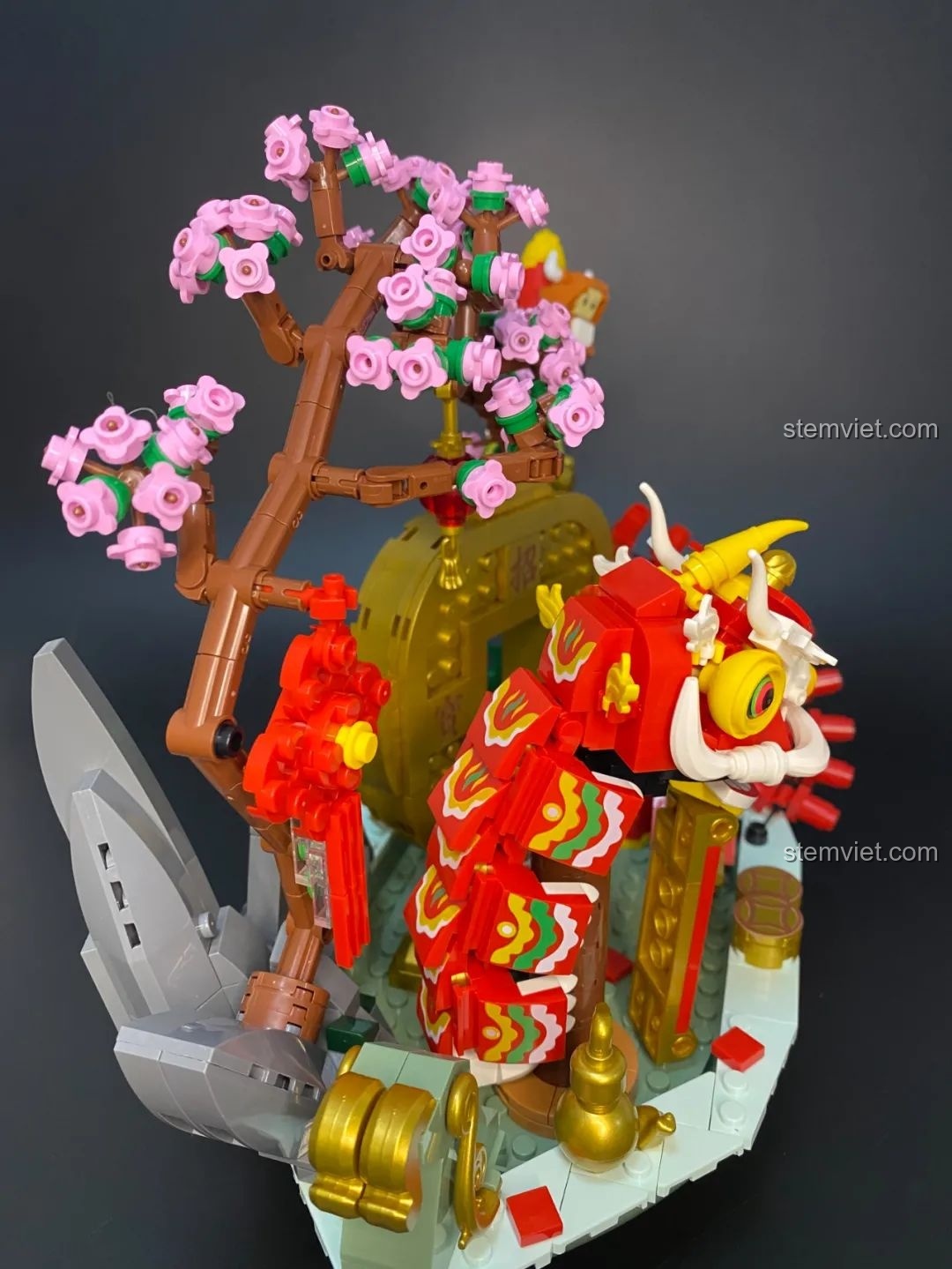 Mô hình Pantasy 18003 Bồn Tụ Bảo Phú Quý hoàn chỉnh đặt cạnh hộp sản phẩm, thể hiện quy mô.