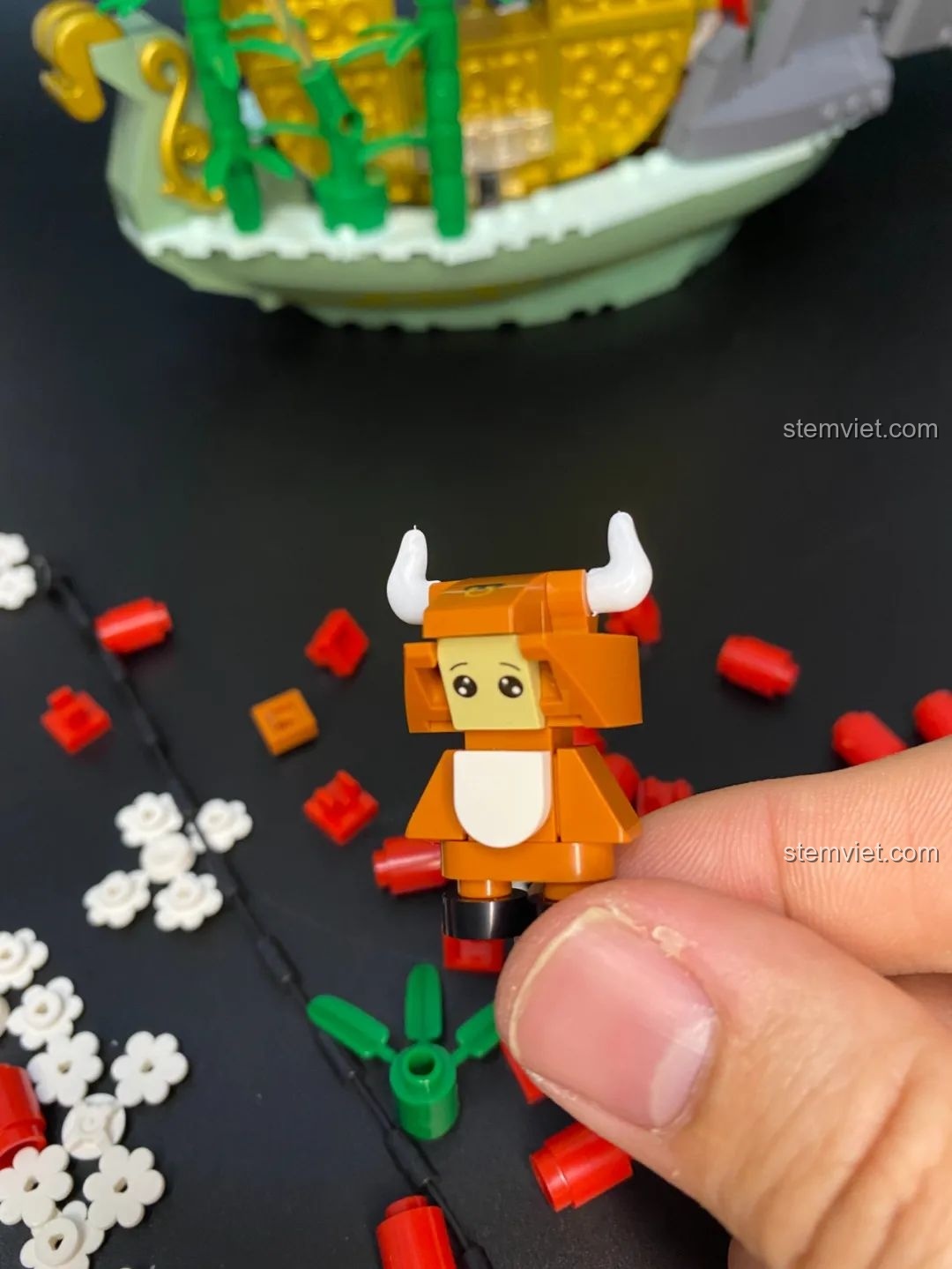 Chú trâu nhỏ được gắn lên tên lửa, tạo hình