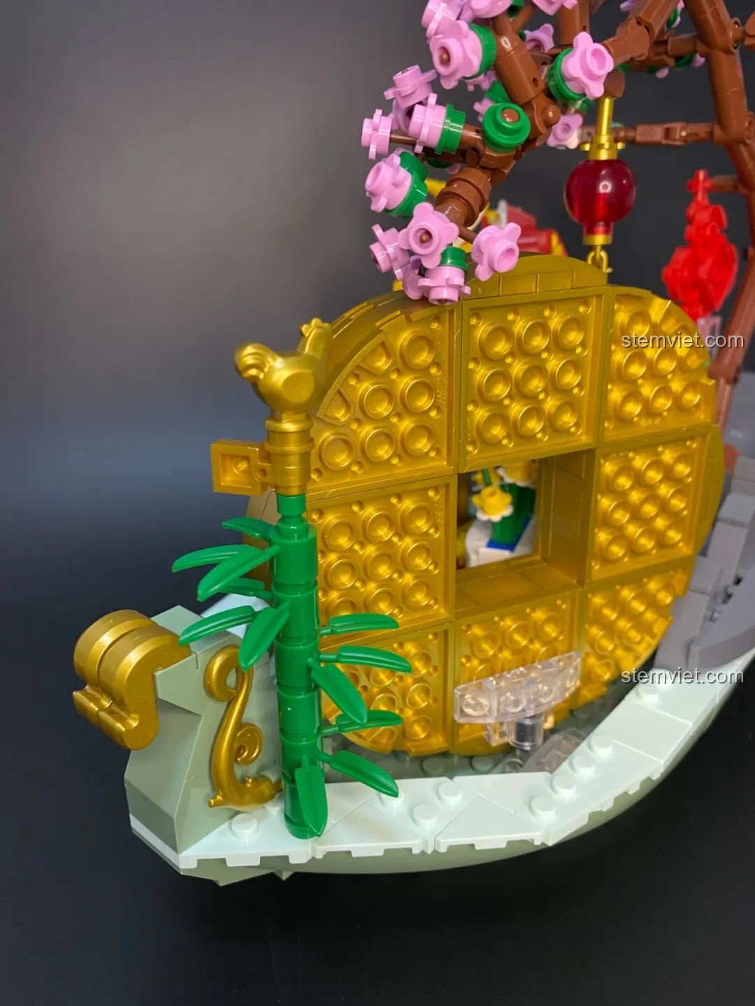 Cây tre với thanh trong suốt được cắm vào, một chi tiết bí ẩn trong bộ Pantasy 18003 Bồn Tụ Bảo Phú Quý.