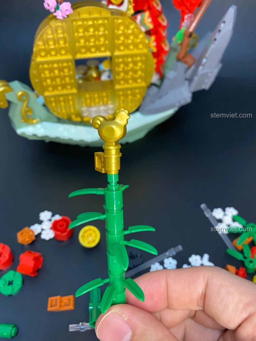 Cây tre và chú gà vàng được đặt trên bồn tụ bảo, tạo điểm nhấn cho bộ Pantasy 18003.