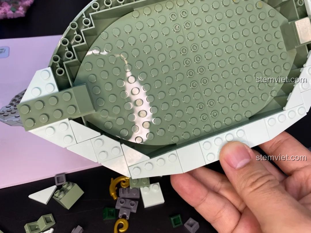 Viền bồn tụ bảo của bộ Pantasy 18003 sử dụng mảnh ghép màu xanh nhạt, tạo hiệu ứng chuyển màu tinh tế.