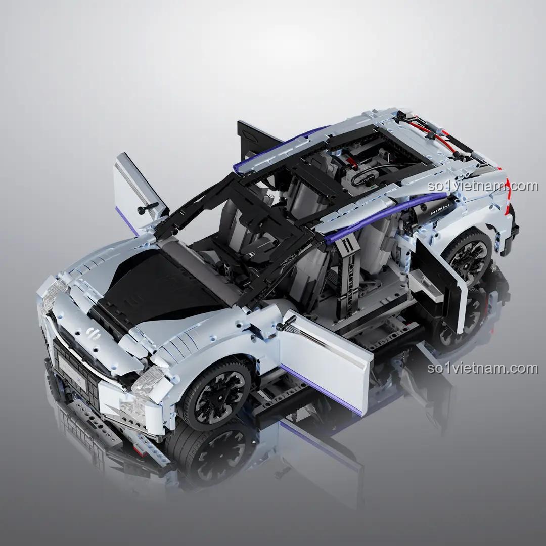Toàn cảnh xe HiPhi Z Pixel Sci-Fi Car Model với tất cả các cửa mở, thể hiện chi tiết nội thất và khung xe