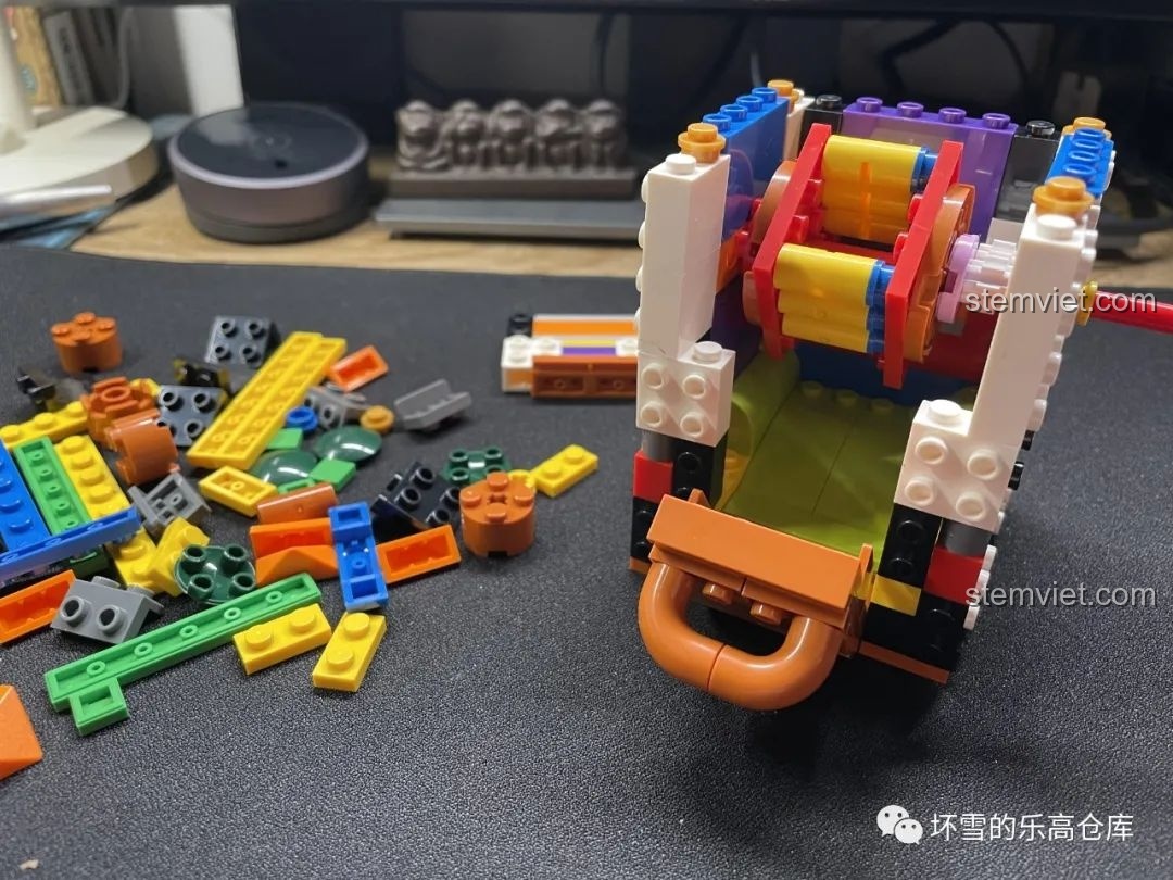 Cận cảnh cấu trúc bên trong của Pantasy 61007 Máy Vặn Trứng Xương Rồng Mexico với các mảnh ghép màu sắc rực rỡ.