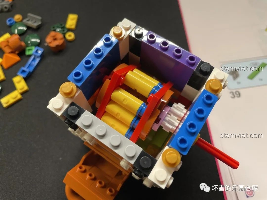 Cấu trúc bên trong của máy vặn trứng Pantasy 61007 Máy Vặn Trứng Xương Rồng Mexico, thể hiện cơ chế hoạt động.