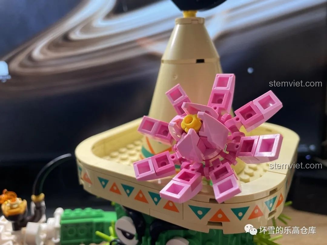 Bông hoa xương rồng màu hồng trên mũ của Pantasy 61007 Máy Vặn Trứng Xương Rồng Mexico có thể đóng mở.