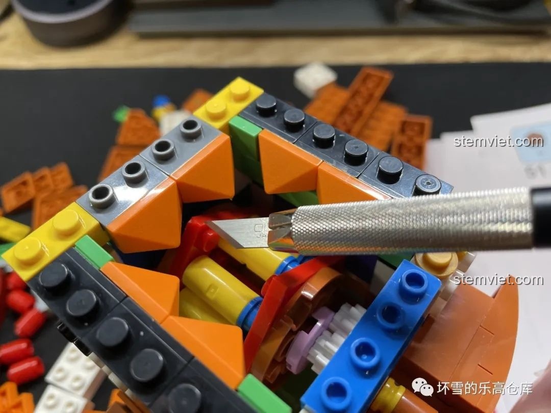 Khắc phục ma sát bên trong cơ chế của Pantasy 61007 Máy Vặn Trứng Xương Rồng Mexico bằng dao rọc giấy.