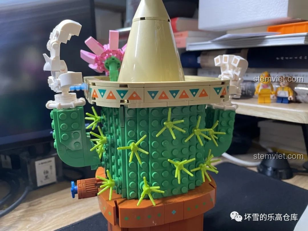 Góc nhìn từ phía sau mô hình Pantasy 61007 Máy Vặn Trứng Xương Rồng Mexico, thể hiện thiết kế vai độc đáo.