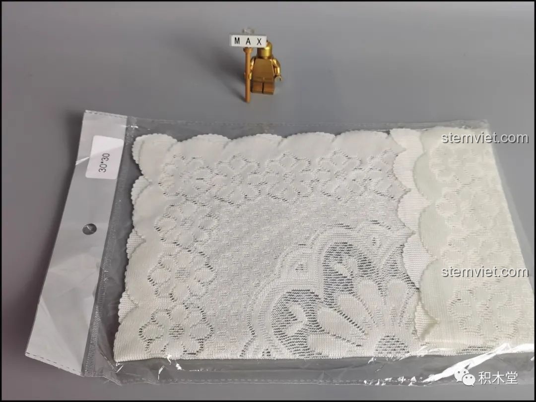Khăn phủ chống bụi màu trắng với họa tiết ren, một phụ kiện đi kèm bộ lắp ráp Pantasy 61008.