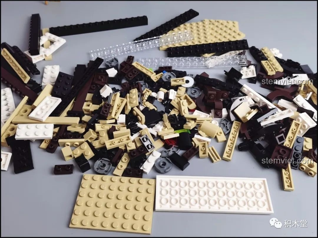 Các mảnh ghép màu sắc của bộ lắp ráp Pantasy 61008 Tivi Cổ Điển được đổ ra từ túi.