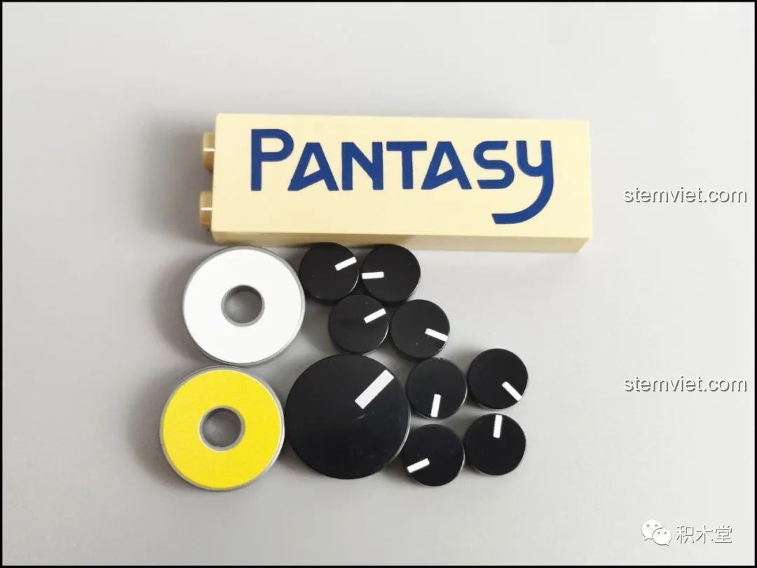 Các chi tiết in ấn của bộ Pantasy 61008 Tivi Cổ Điển, bao gồm logo Pantasy và các mặt đồng hồ.