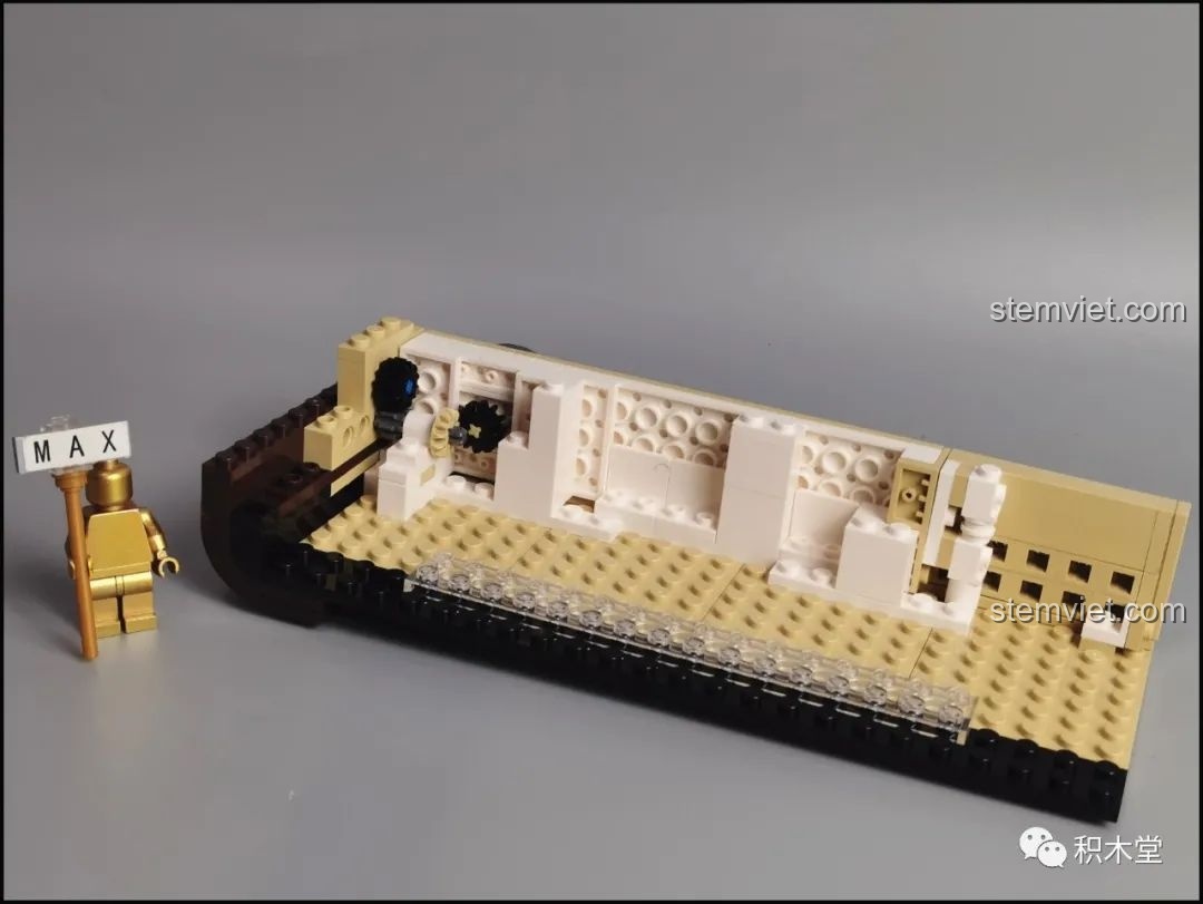 Cấu trúc bên trong của phần đế mô hình Pantasy 61008 Tivi Cổ Điển đang được lắp ráp.